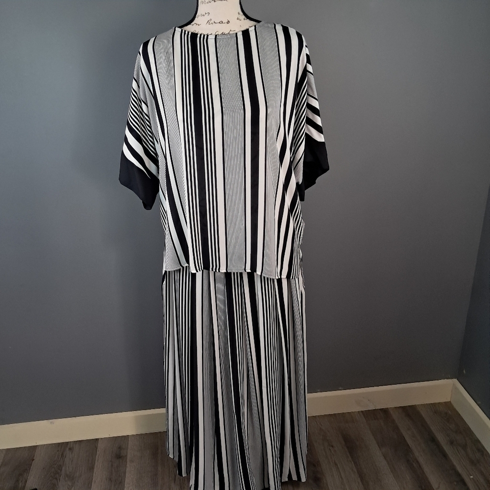 Vince Camuto Graphic Black And White Striped Top And Skirt Set Size Medium
